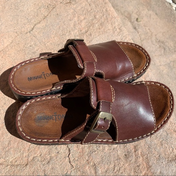 MINNETONKA GENUINE LEATHER SANDALS. In great cond - Picture 5 of 6